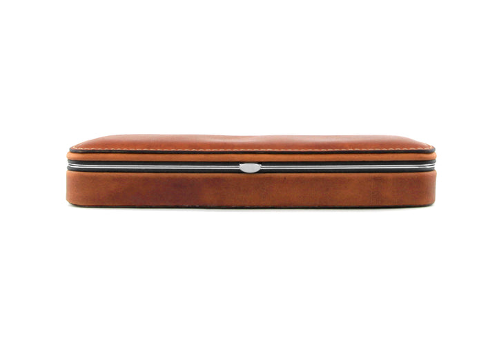 Front profile of the closed F. Hammann 3983 leather pen case in Coxorange, highlighting the extra-flat 2cm silhouette and secure metal snap closure.