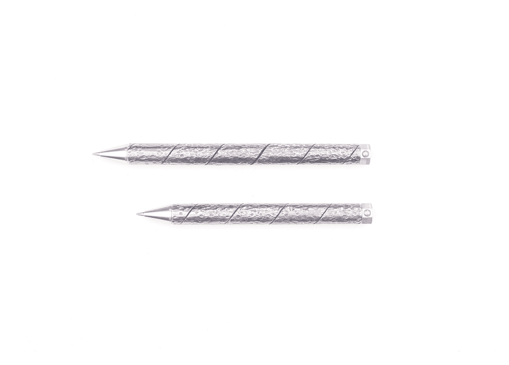 Horizontal size comparison of the Kurogane Kazura Maki-hari Ballpoint Pen in Hammered Finish, showing the 130mm and compact 110mm options.