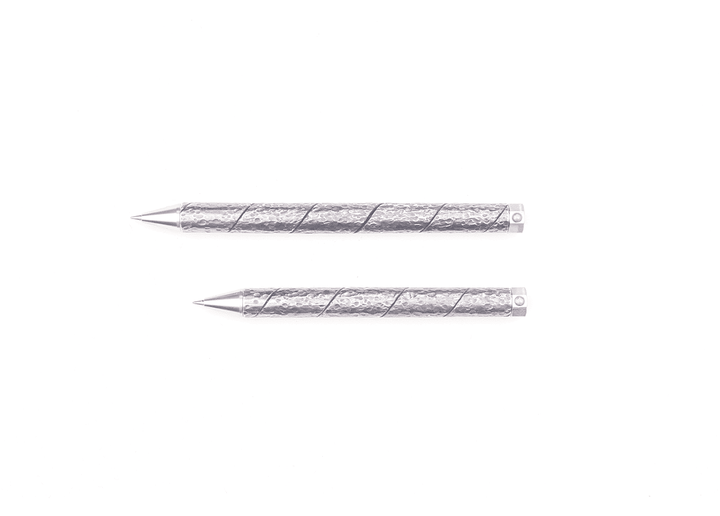 Horizontal size comparison of the Kurogane Kazura Maki-hari Ballpoint Pen in Hammered Finish, showing the 130mm and compact 110mm options.