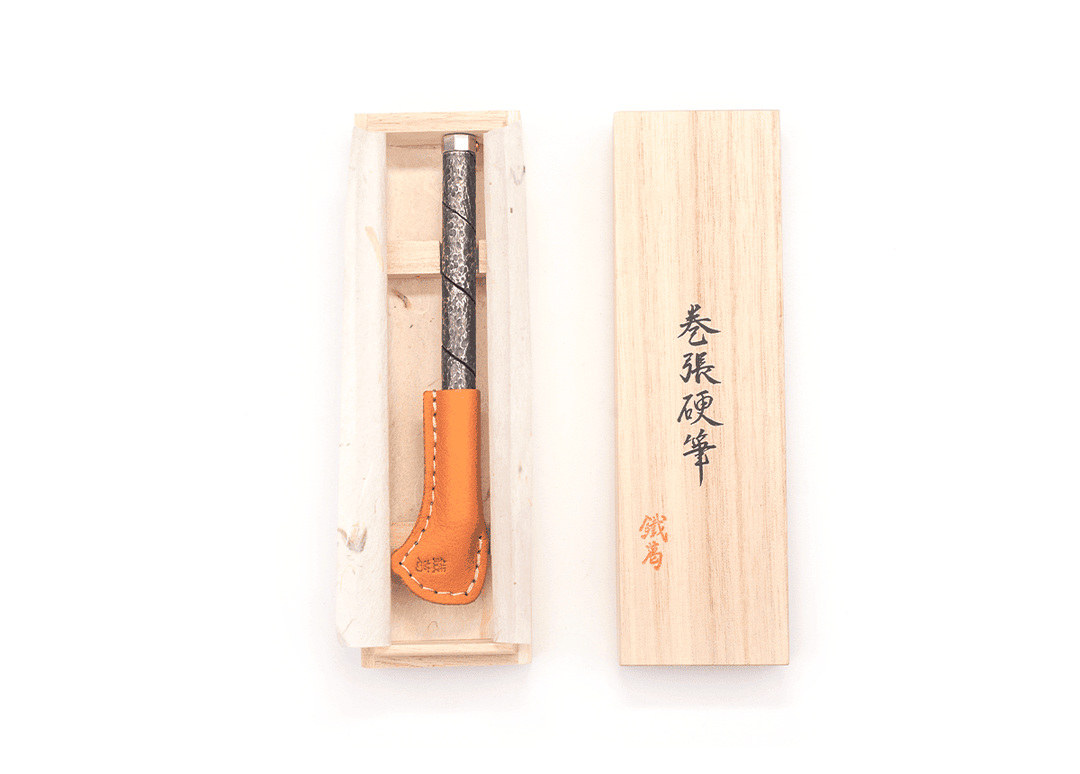 Kurogane Kazura Maki-hari Ballpoint Pen in Hammered Finish presented in an open Paulownia wooden gift box alongside its branded lid.
