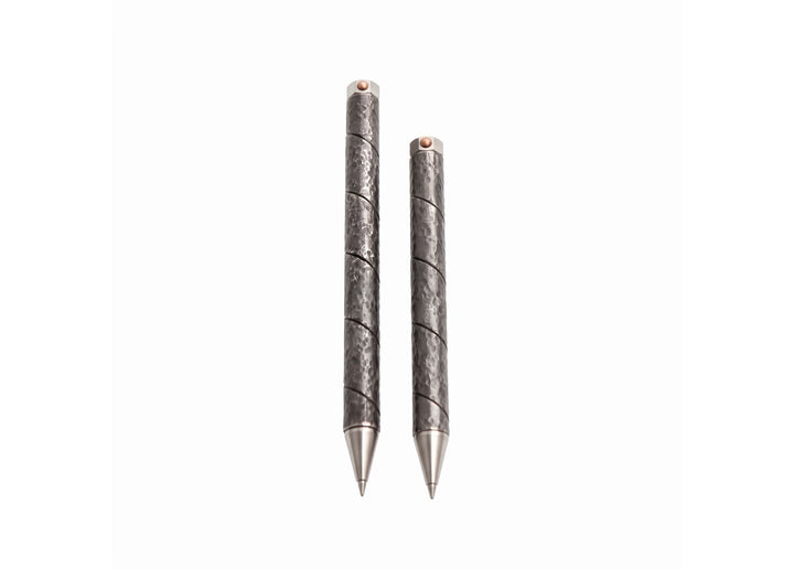 Size comparison of 110mm and 130mm Kurogane Kazura metal ballpoint pens standing vertically.