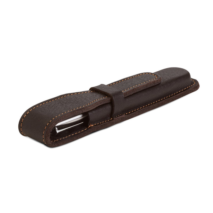 Angled side view of the Sonnenleder Handke pen case in Mocha Brown, featuring a chrome fountain pen secured within the rigid, water-hardened "Heritage" leather shell with visible contrast edge stitching.