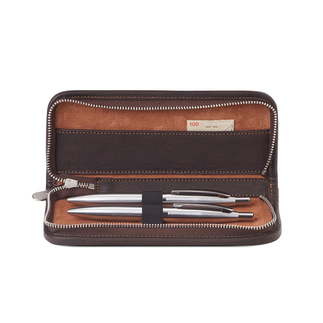 Interior view of the open Sonnenleder Mörike pen case in Mocha Brown, featuring 2 specialized loops for large fountain pens and the integrated 15 cm leather ruler compartment.