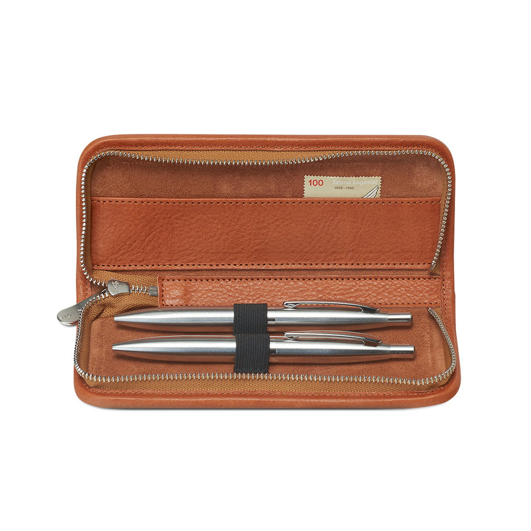 Interior view of the open Sonnenleder Mörike pen case in Natural, showcasing the two oversized loops for large fountain pens and the integrated 15 cm leather ruler compartment.