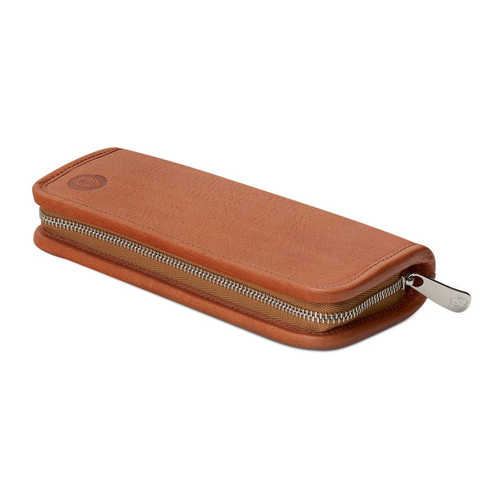 Angled profile of the closed Sonnenleder Mörike Leather Pen Case in Natural, highlighting the slim protective design and premium polished silver-tone metal zipper.