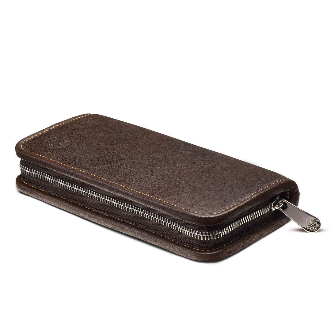 Angled profile of the closed Sonnenleder Walser Leather Pen Case in Mocha Brown, highlighting the vintage saddlery aesthetic, contrast edge stitching, slim zip-around design, and premium polished metal zipper.