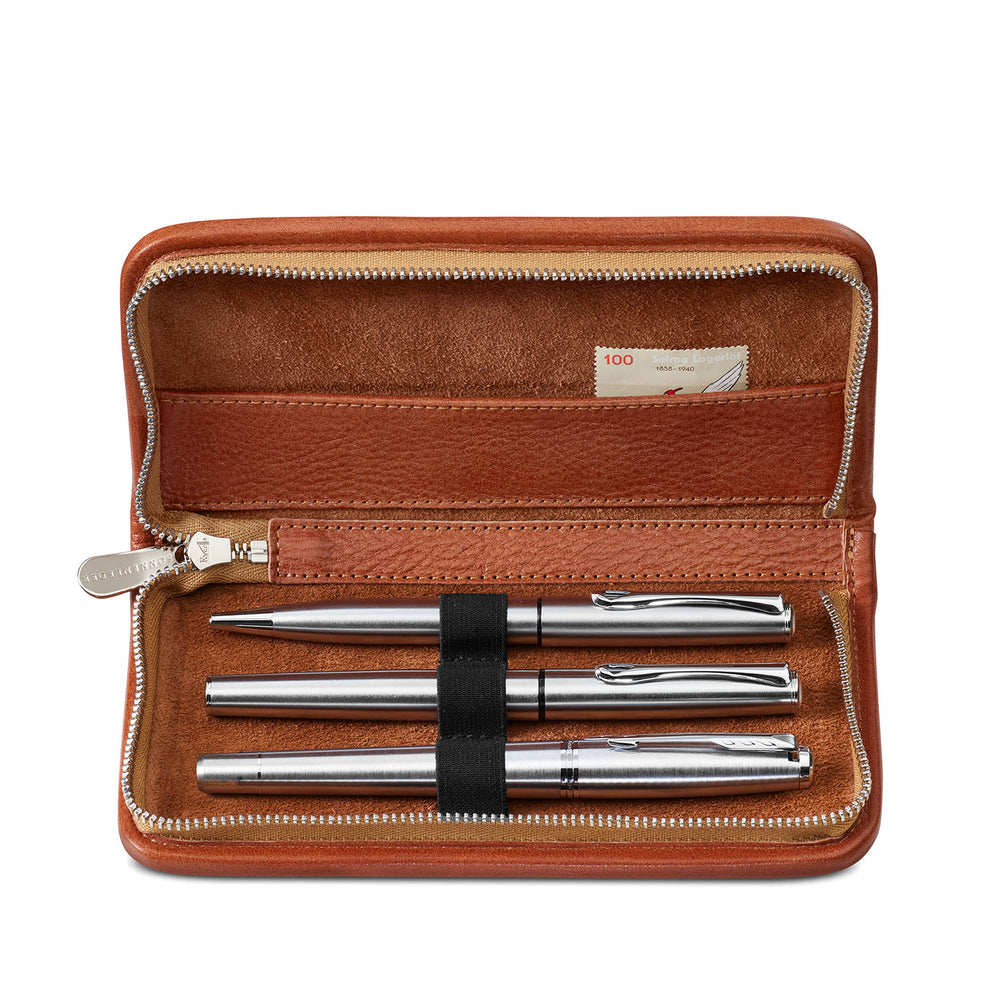 Interior view of the open Sonnenleder Walser leather pen case in Natural, showcasing the 3 dedicated woven loops for large fountain pens and the integrated 14 cm leather ruler compartment.