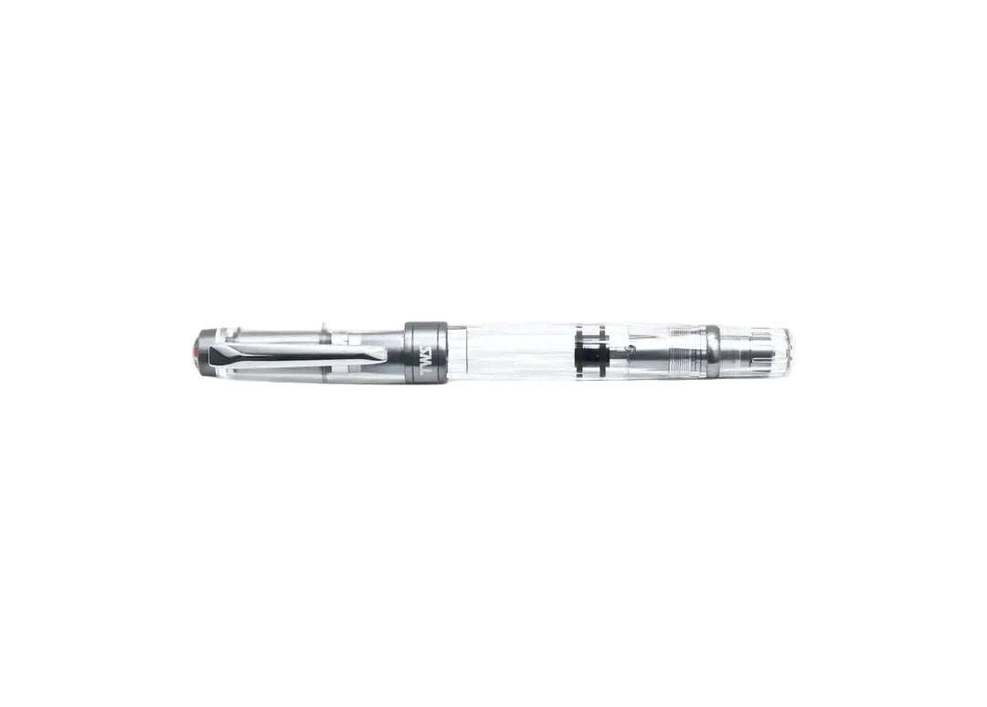Perfectly horizontal profile portrait of the fully capped TWSBI Diamond 580ALR Nickel Gray fountain pen on a seamless white background, featuring the clear faceted barrel, matte nickel-gray aluminum piston knob and cap band, and polished silver pocket clip.