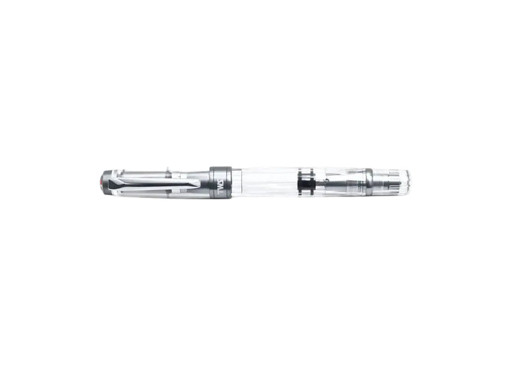 Perfectly horizontal profile portrait of the fully capped TWSBI Diamond 580ALR Nickel Gray fountain pen on a seamless white background, featuring the clear faceted barrel, matte nickel-gray aluminum piston knob and cap band, and polished silver pocket clip.