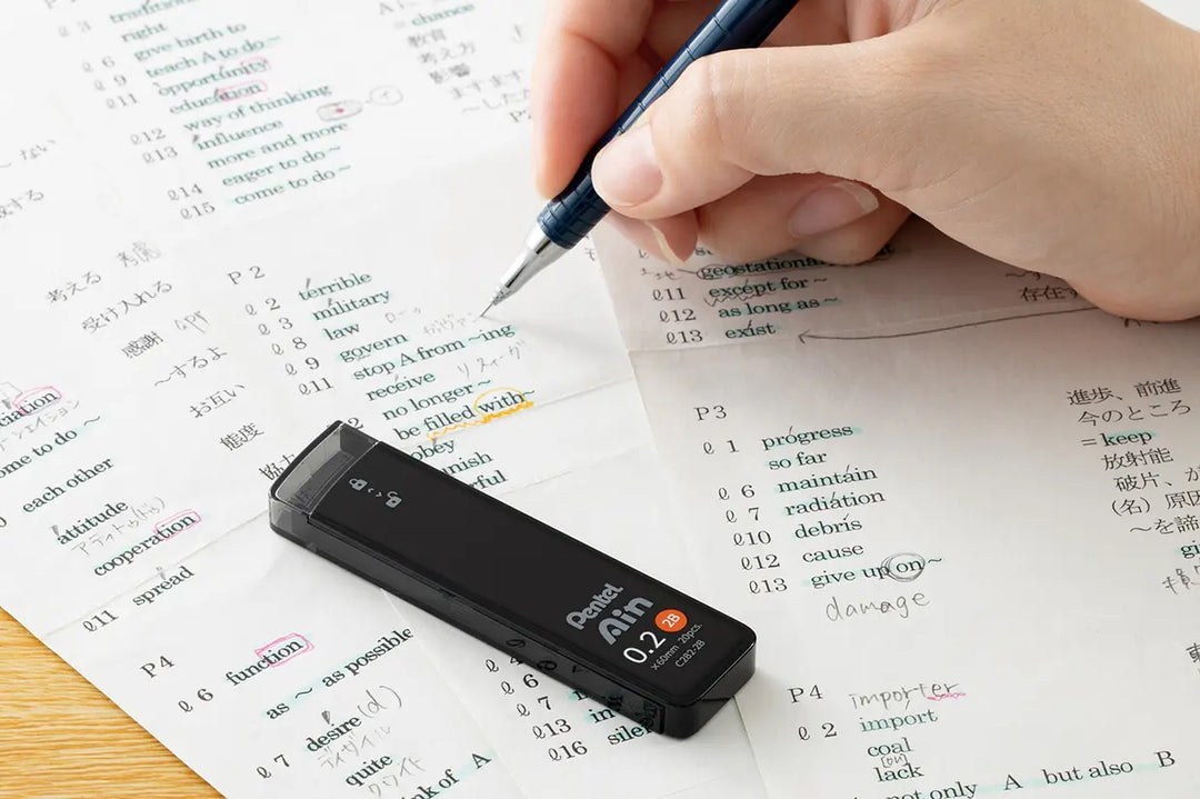 Writing sample of Pentel Ain graphite showing high smudge resistance and dark line density. Ideal for left-handed writers and technical illustration.