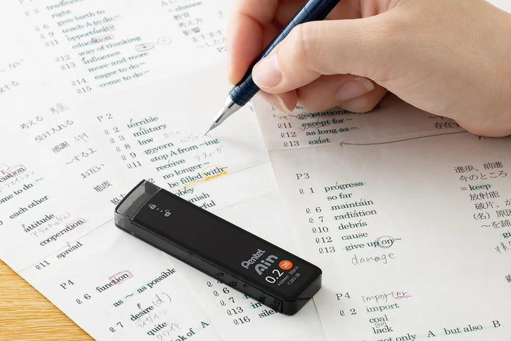 Writing sample of Pentel Ain graphite showing high smudge resistance and dark line density. Ideal for left-handed writers and technical illustration.