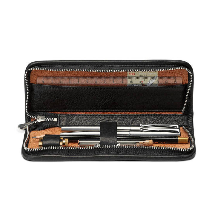 Interior layout of the open Sonnenleder Böll Leather Pencil Case in Black, featuring leather-covered loops protecting fountain pens and a dedicated compartment for a 17cm ruler.