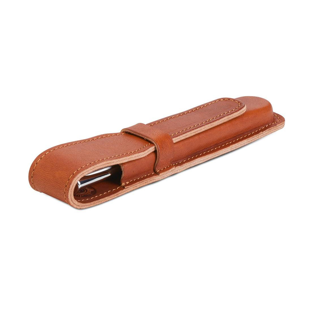Angled side view of the Sonnenleder Handke pen case in Natural, featuring a chrome fountain pen secured within the water-hardened vegetable-tanned leather shell.