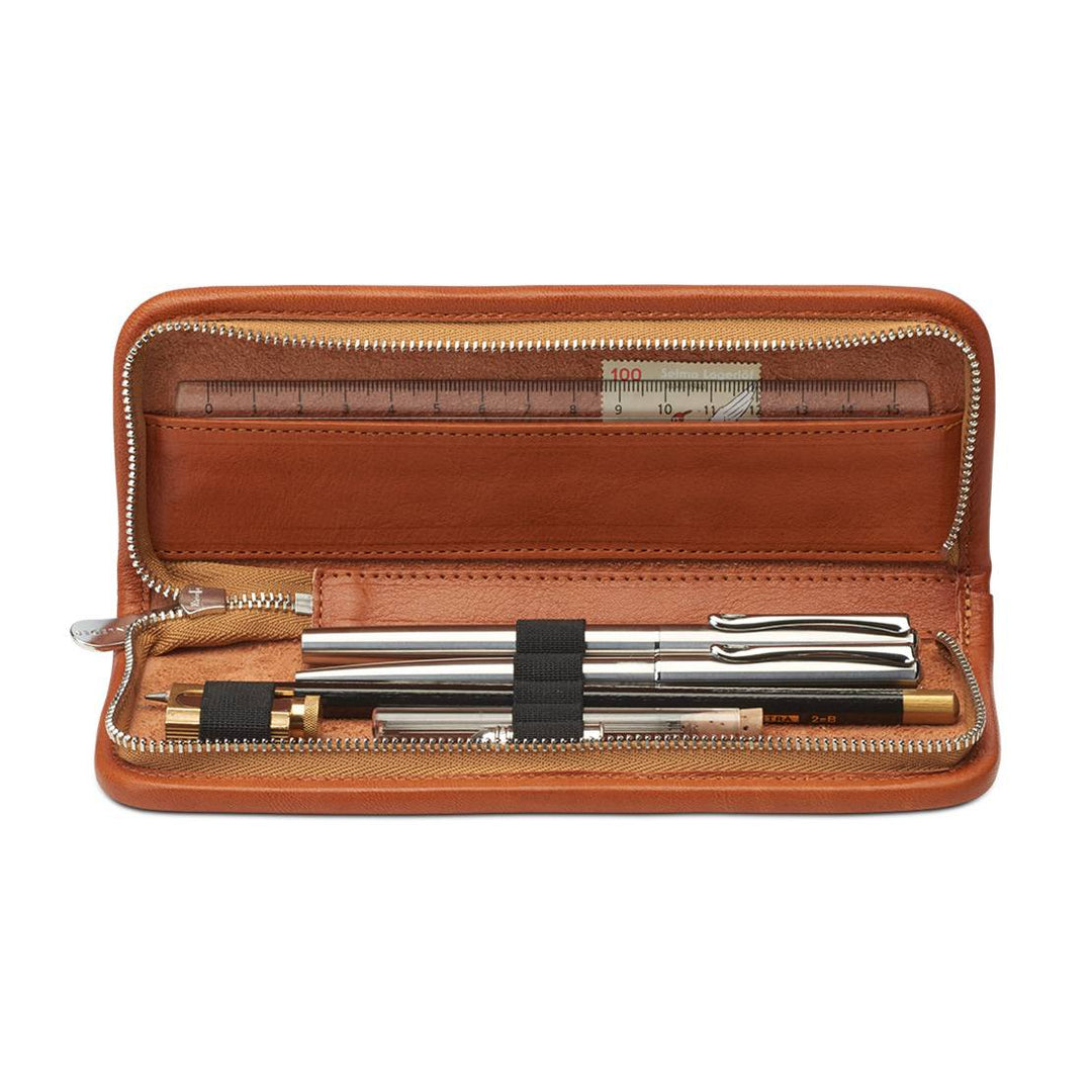 Interior view of the open Sonnenleder Kluge pencil case in Natural, showcasing 5 secure loops, eraser storage, and the dedicated leather compartment for a 17 cm ruler, stamps, and notes.