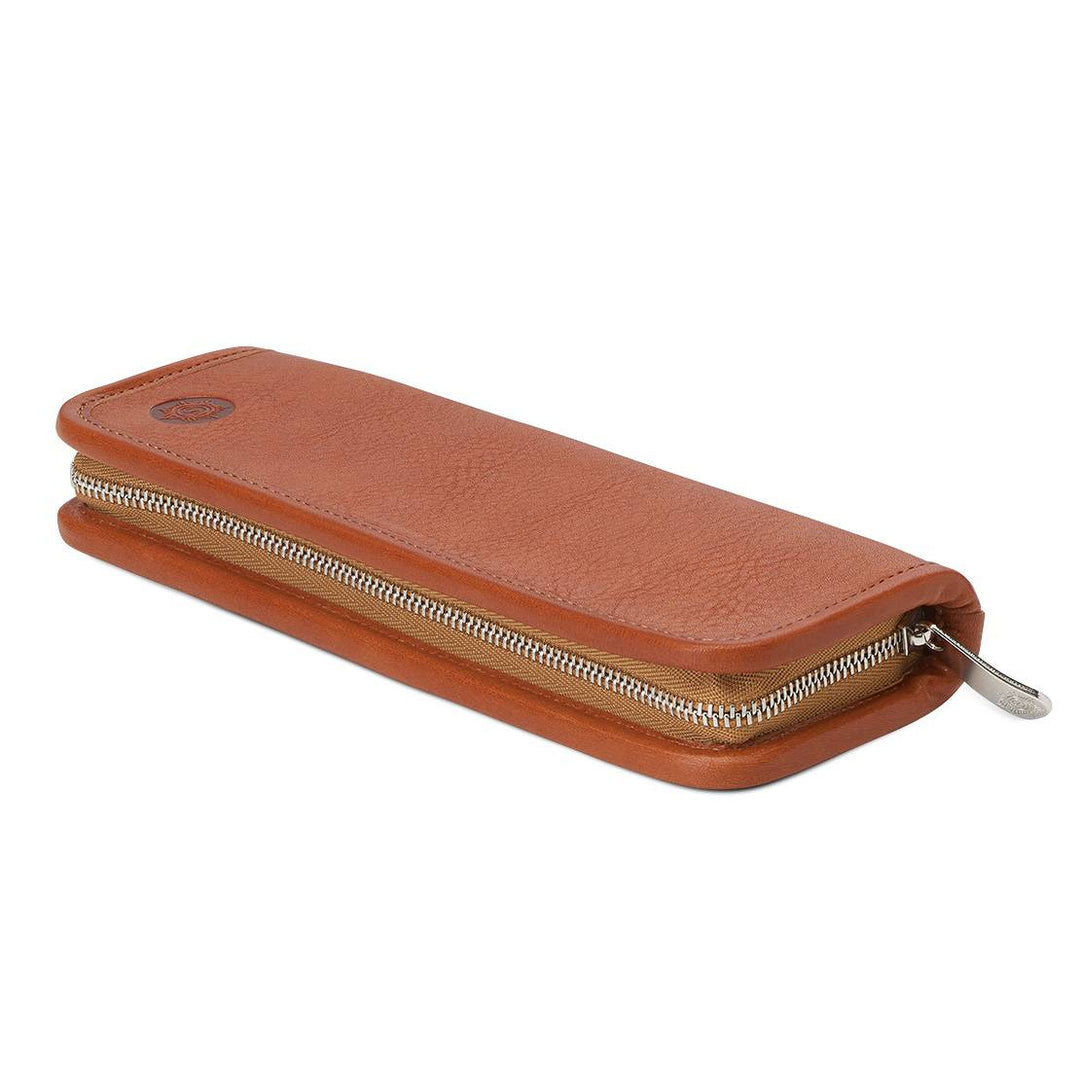 Angled profile of the closed Sonnenleder Kluge Leather Pencil Case in Natural, highlighting the 19cm protective design and premium polished metal wrap-around zipper.
